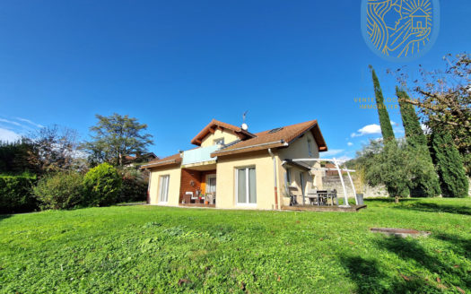 Voreppe centre villa individuelle avec 1269 m2 de terrain